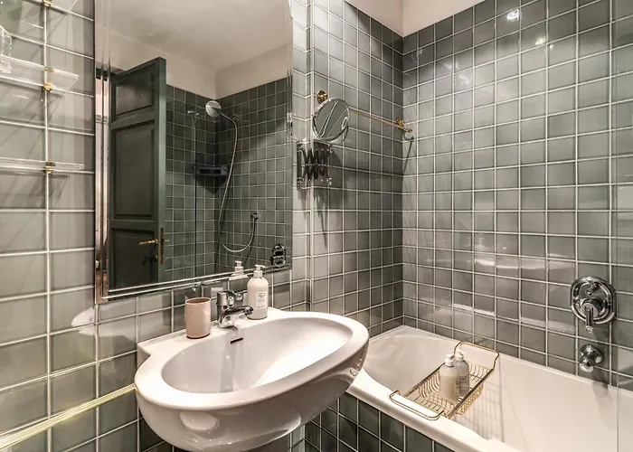 Stylish 2 Bdr With Balcony By Pantheon & Forum Appartamento