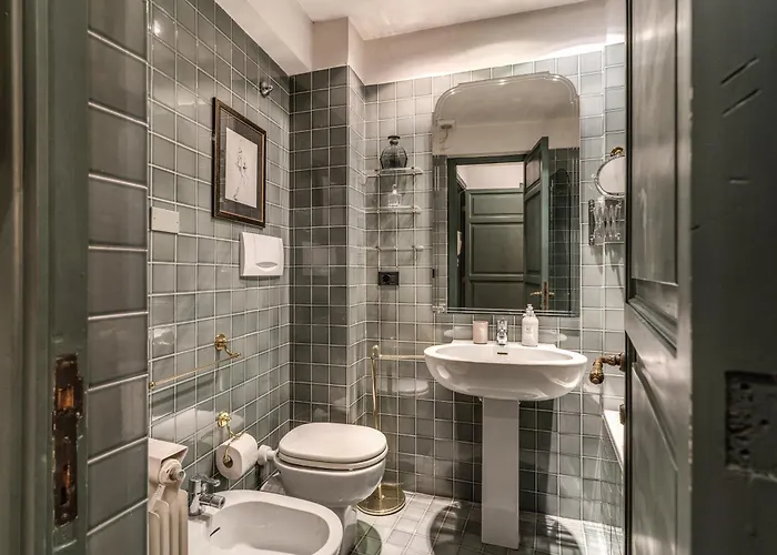 Stylish 2 Bdr With Balcony By Pantheon & Forum * Roma