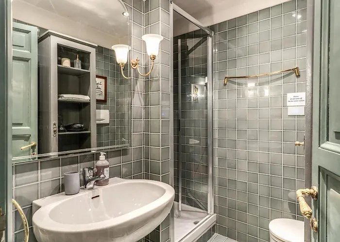 Stylish 2 Bdr With Balcony By Pantheon & Forum * Roma